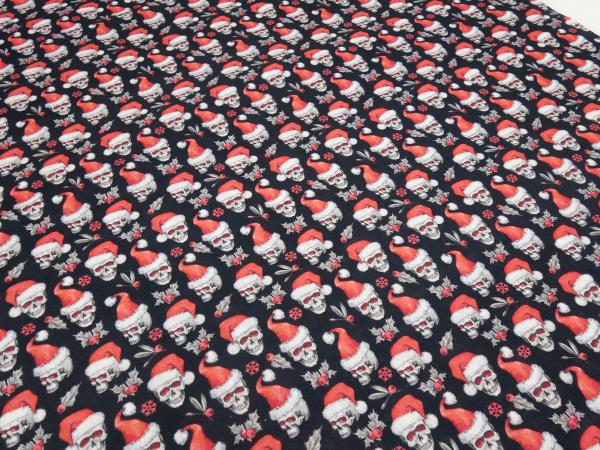 Stoff Baumwolle Popeline mit Xmas Weihnachts Totenköpfe Skulls mit Weihnachtsmützen Design schwarz rot weiß Kleiderstoff Blusenstoff Dekostoff